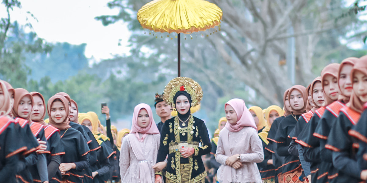 Pakaian adat lambung pakaian adat lombok untuk pengiring pengantin dalam prosesi nyongkolan (Foto: @argaa.mahesa)