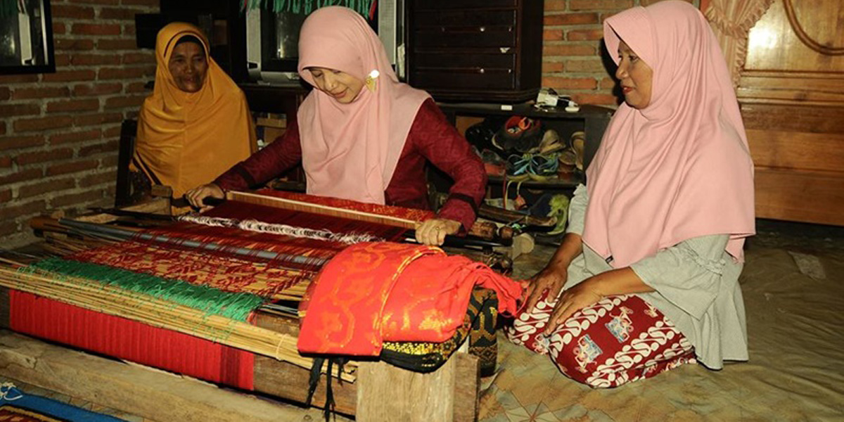 Proses penenunan Kre Alang kain tenun khas sumbawa di desa Poto Sumbawa NTB