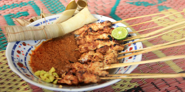 Sate bulayak makanan khas lombok NTB (foto: indonesiakaya.com)