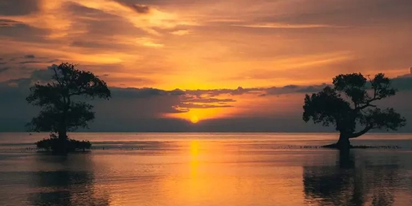 Menikmati senja di pantai Ai Lemak, Sumbawa destinasi wisata dekat sirkuit MXGP Sumbawa