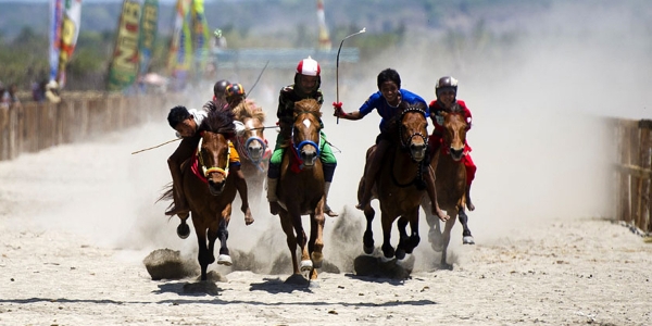 Aksi Joki cilik dalam Maen Jaran Tradisi Pacuan Kuda Ala Masyarakat Sumbawa foto republika