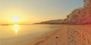 menikmati sunset di pantai Brang Sedo Pulau moyo