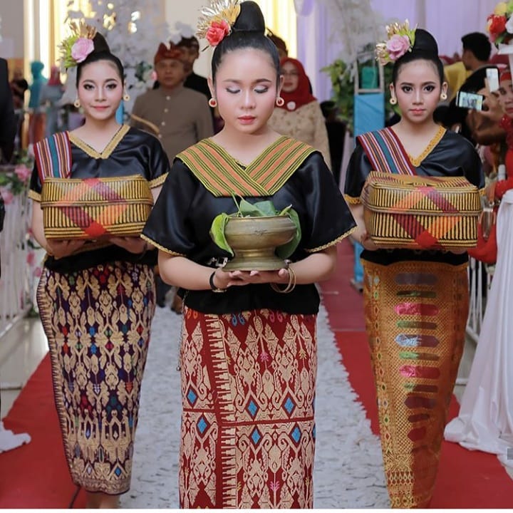 Pakaian  Lambung Pakaian Adat Lombok dalam penyambutan tamu