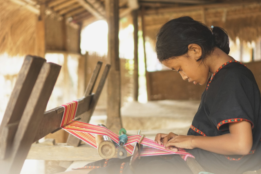 Proses Nyesek atau Menenun Kain Tenun Khas Lombok oleh perempuan sasak