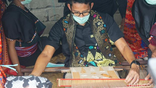 Sandiaga Uno mecoba menenun Songket di Desa Sukarara